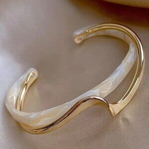 ✨NEW✨ Luxurious Curved Golden White Shell Metal Cuff Bangle - Ivory/Gold